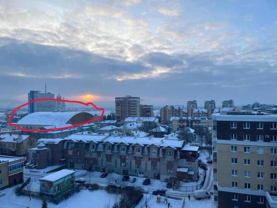 На исходном фото выделен ангар рядом с собором