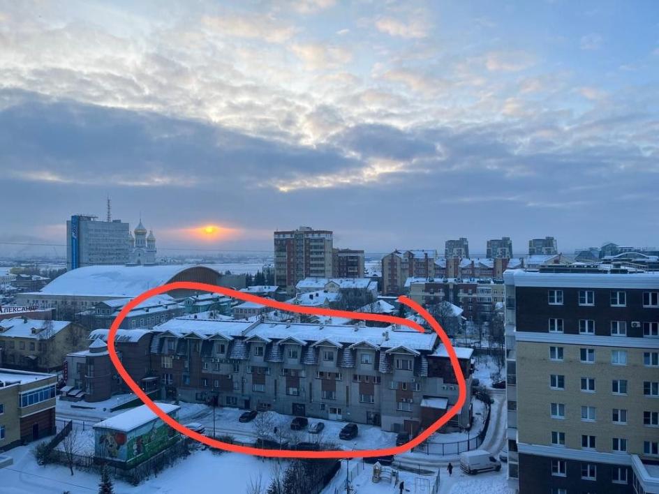 На исходной фотографии выделены здания для сопоставления с картой