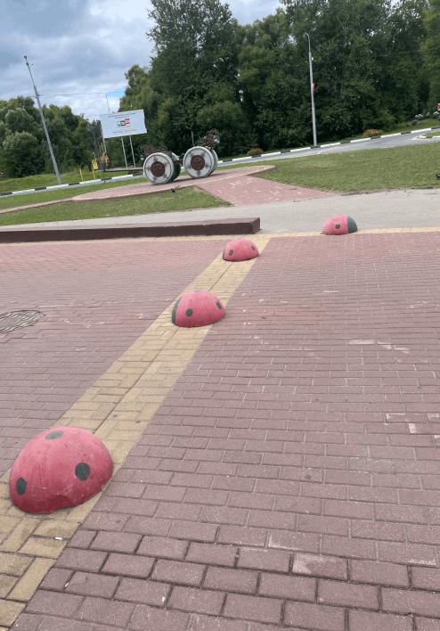 Арт-объект в виде повозки у торгового центра в Дятькове