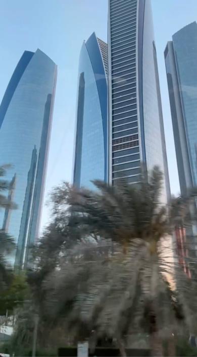 Etihad Towers в Абу-Даби, снятые с улицы